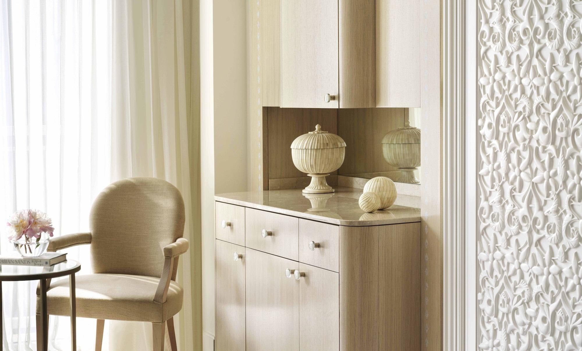 포시즌스 호텔 도하 외부 사진 A modern sideboard