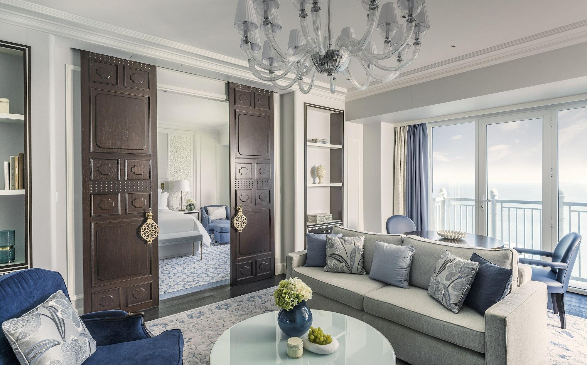 포시즌스 호텔 도하 외부 사진 A suite at the Four Seasons Hotel