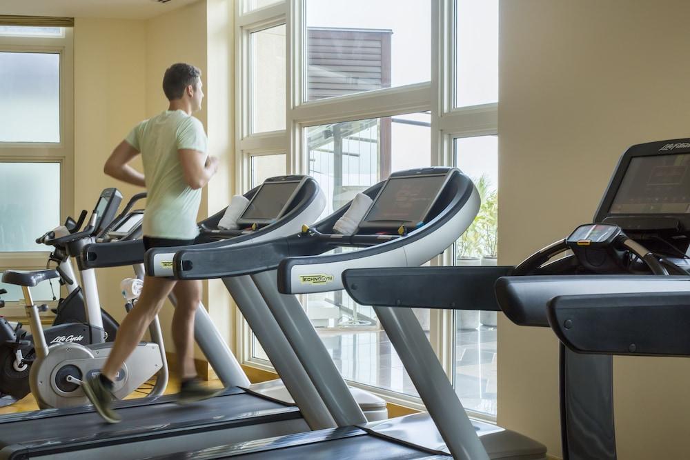 포시즌스 호텔 도하 외부 사진 A treadmill