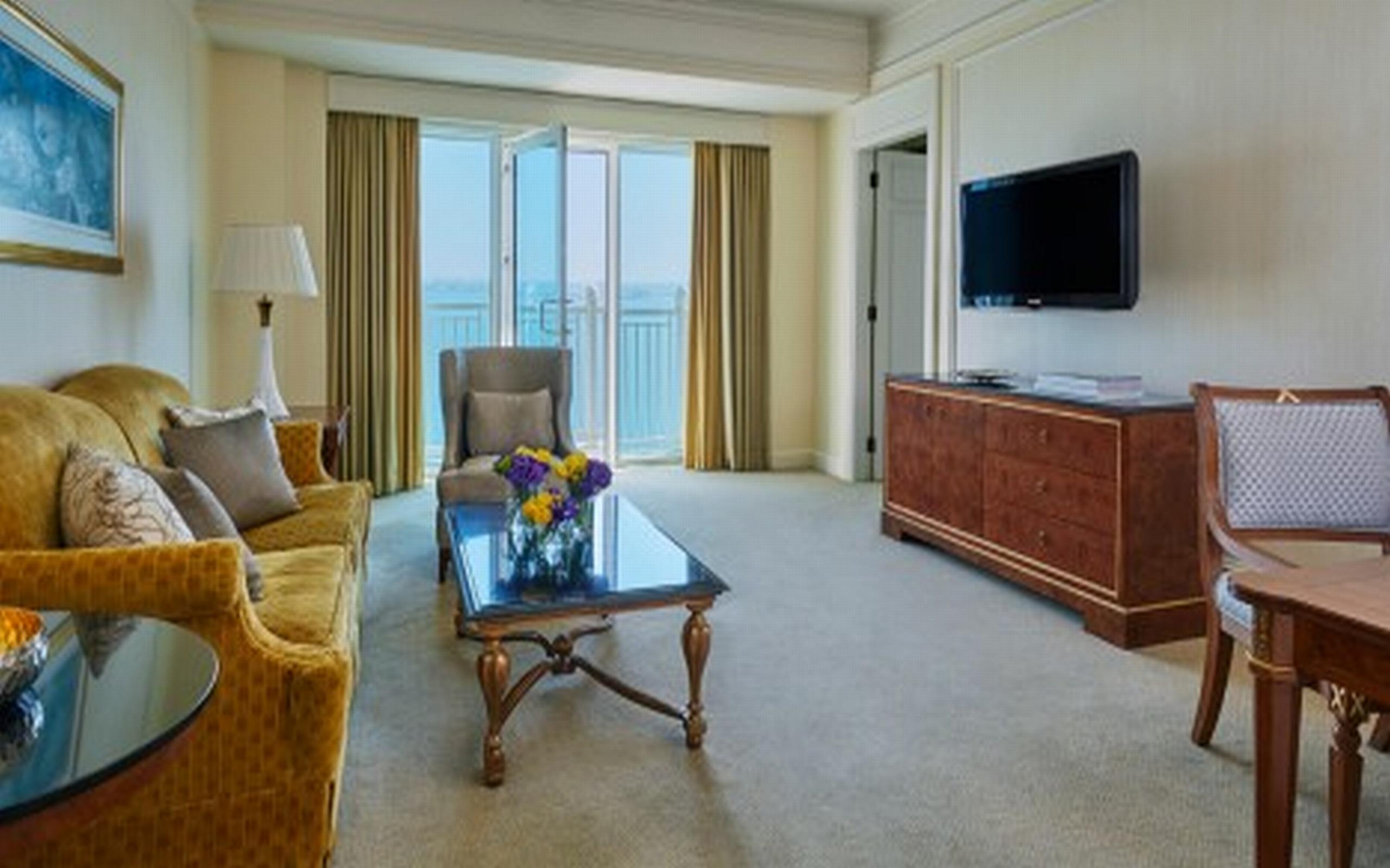 포시즌스 호텔 도하 외부 사진 A living room at the Four Seasons Hotel