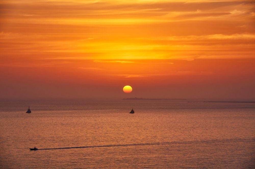 포시즌스 호텔 도하 외부 사진 Sunset over the Gulf of Naples