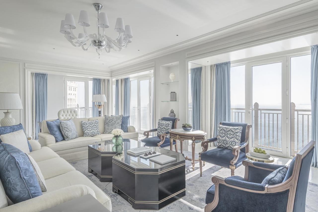 포시즌스 호텔 도하 외부 사진 A living room at the Four Seasons Hotel