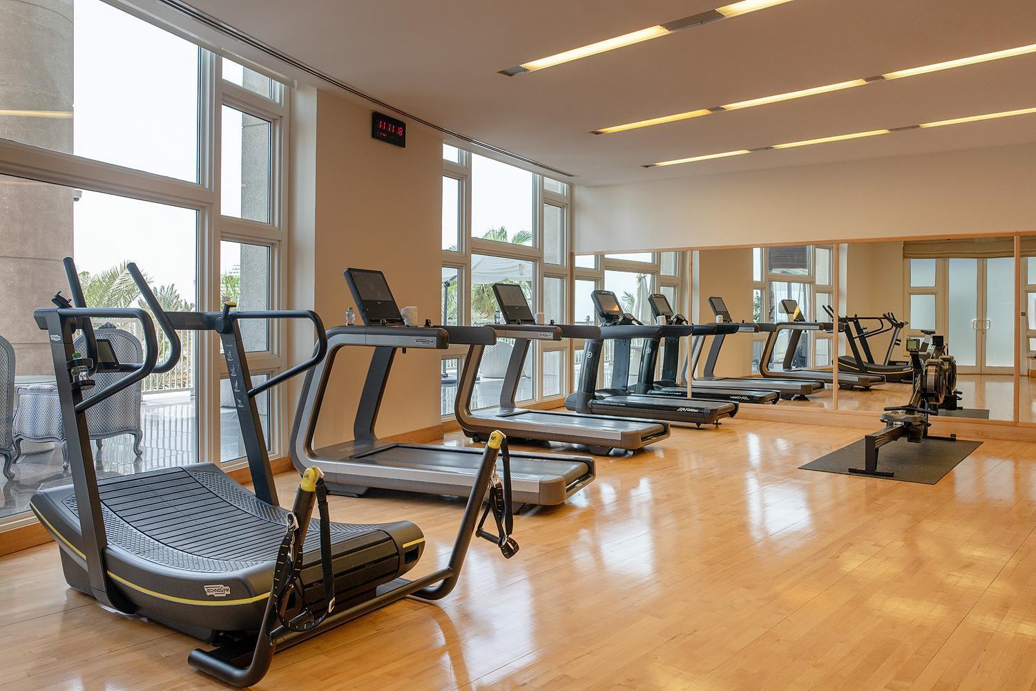 포시즌스 호텔 도하 외부 사진 The gym at the hotel