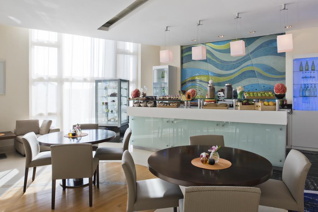 포시즌스 호텔 도하 외부 사진 The Club Lounge at the airport